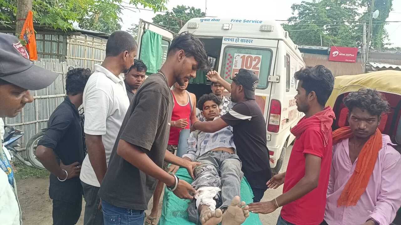 टोटो-बाइक की भिड़ंत में बाइक सवार तीन लोग घायल