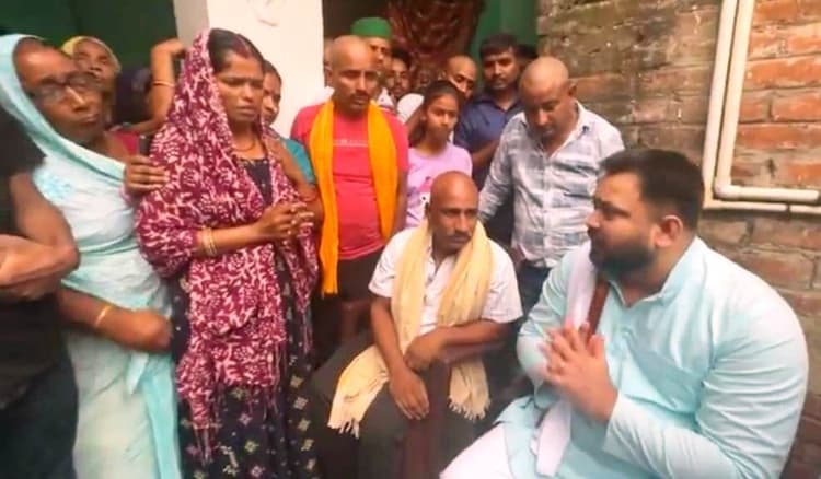 गंगा में डूबे तीन सहोदर भाई-बहनों के परिजन से मिले तेजस्वी, हर संभव मदद का दिलाया भरोसा