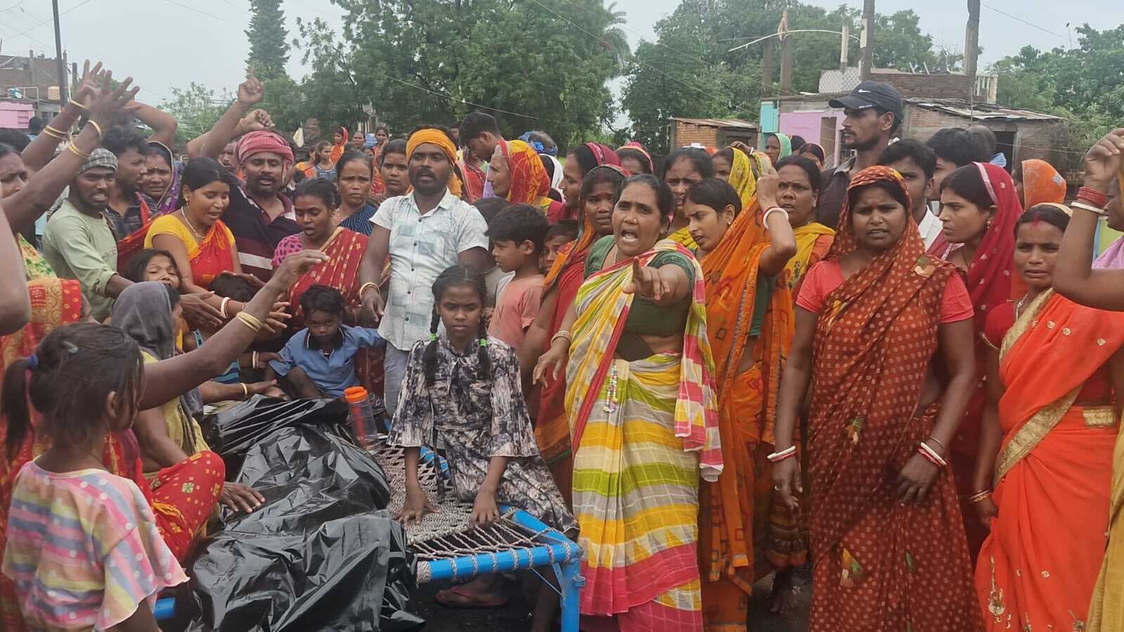 सड़क पर शव रखकर ग्रामीणों ने किया 15 घंटे तक जाम