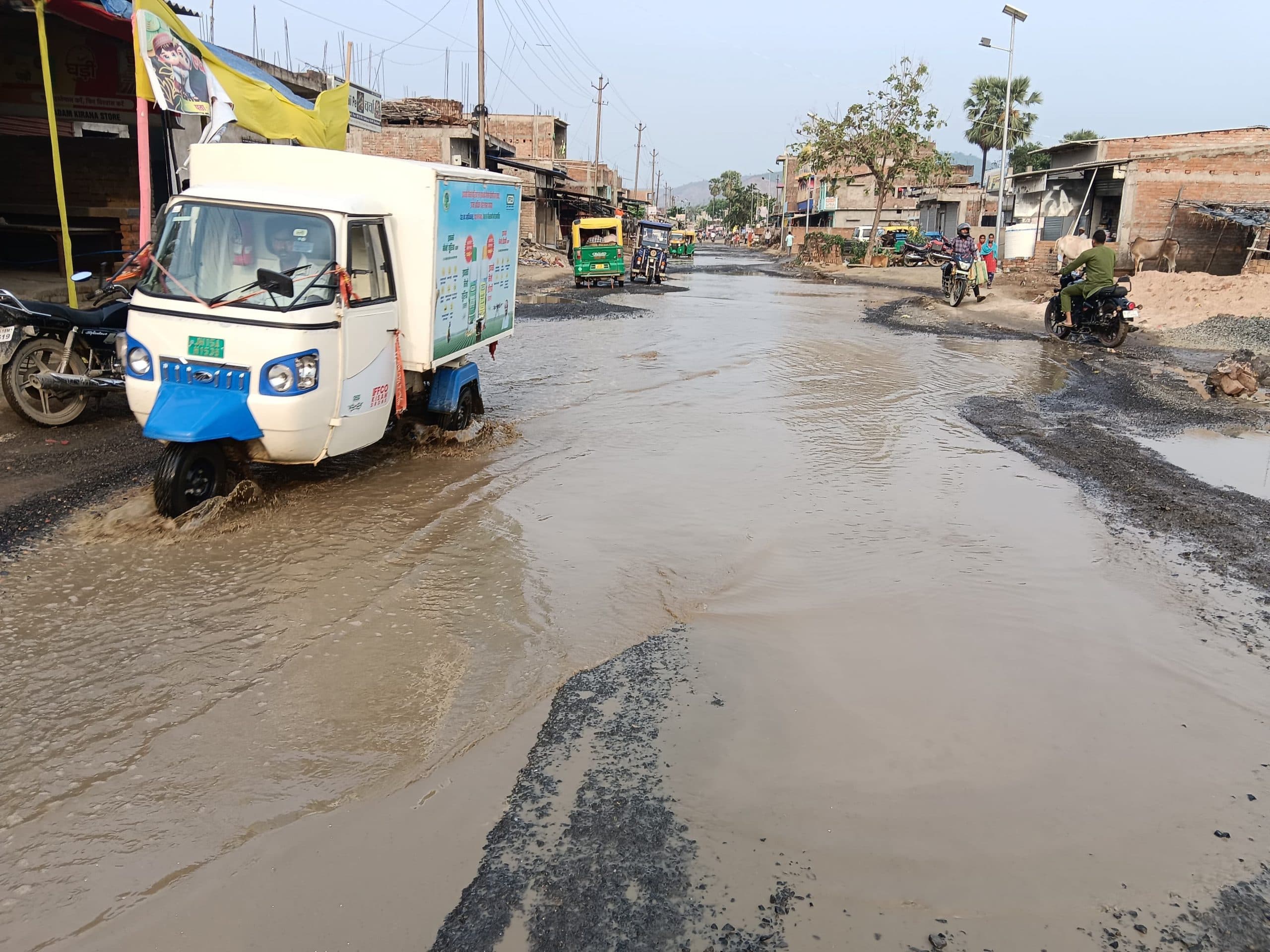 शहरवासियों के लिए परेशानी की सबब बनी एनएच -80 सड़क