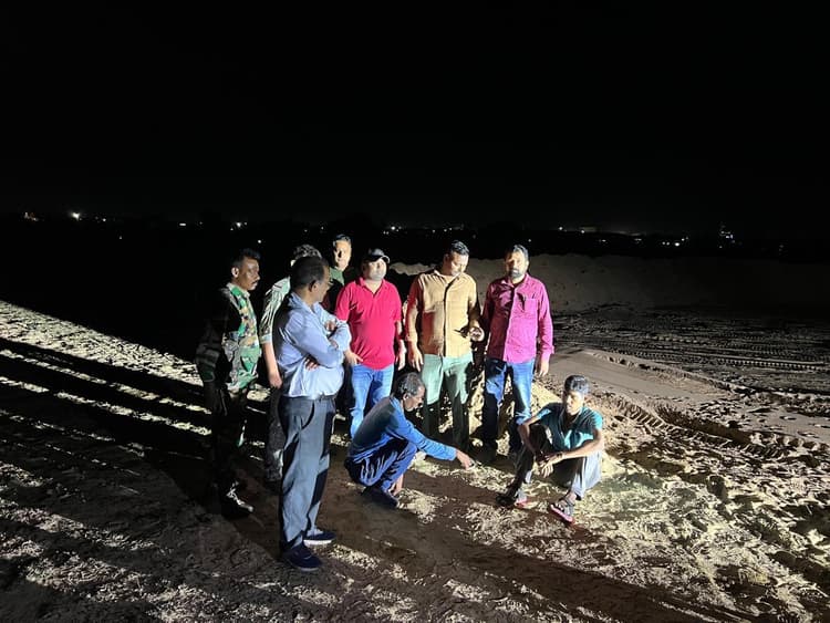 10 हजार सीएफटी बालू, तीन हाइवा व एक जेसीबी जब्त