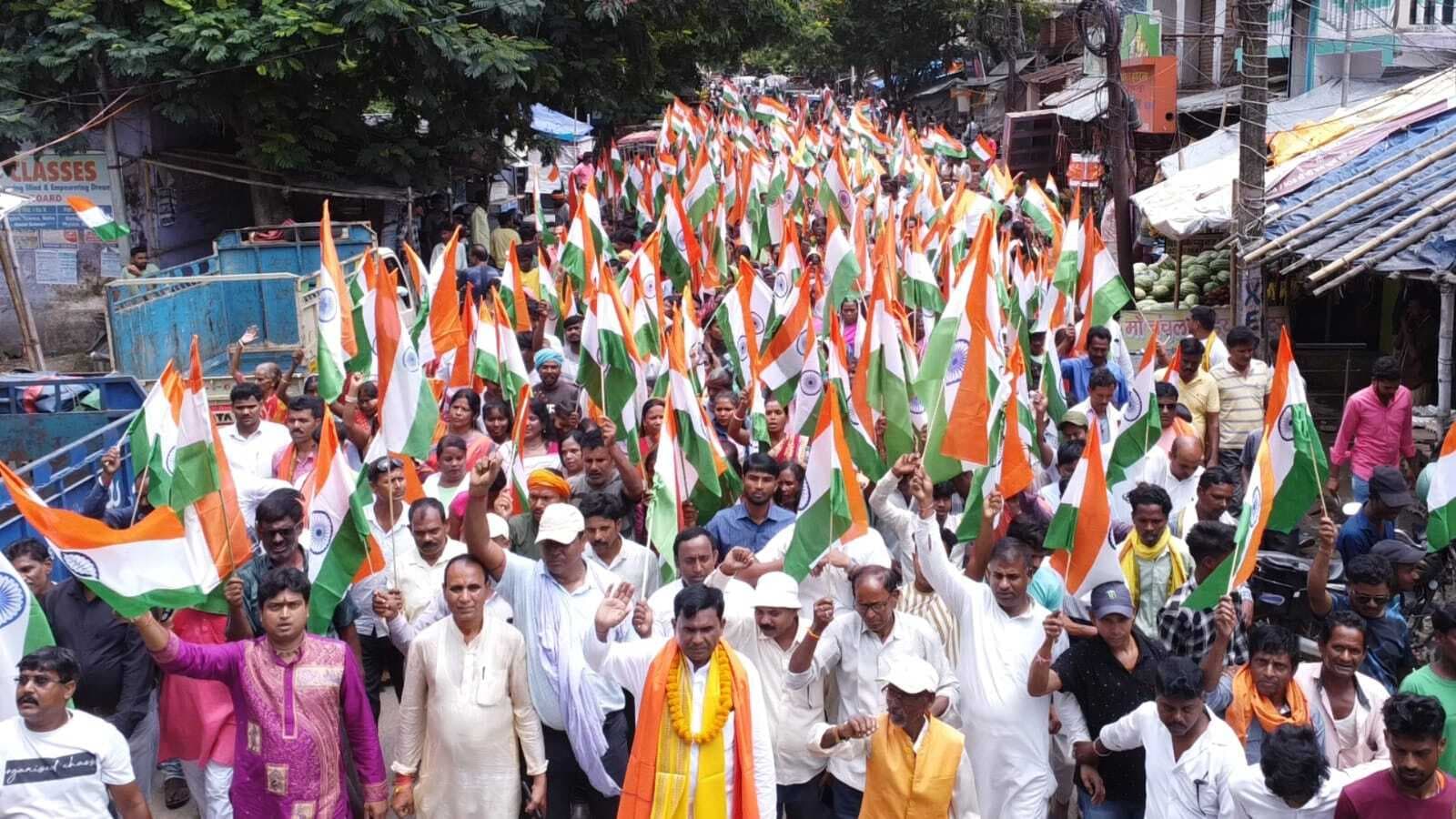 जामताड़ा में गूंजा देशभक्ति का स्वर, सेना के सम्मान में निकली तिरंगा यात्रा