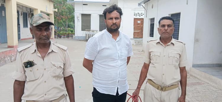 Motihari: अवैध वसूली करने का आरोपी गिरफ्तार