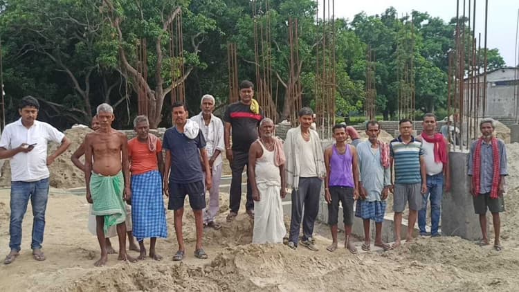 Madhubani News : विरोध के बाद भी तेजी से हो रहा पंचायत सरकार भवन निर्माण
