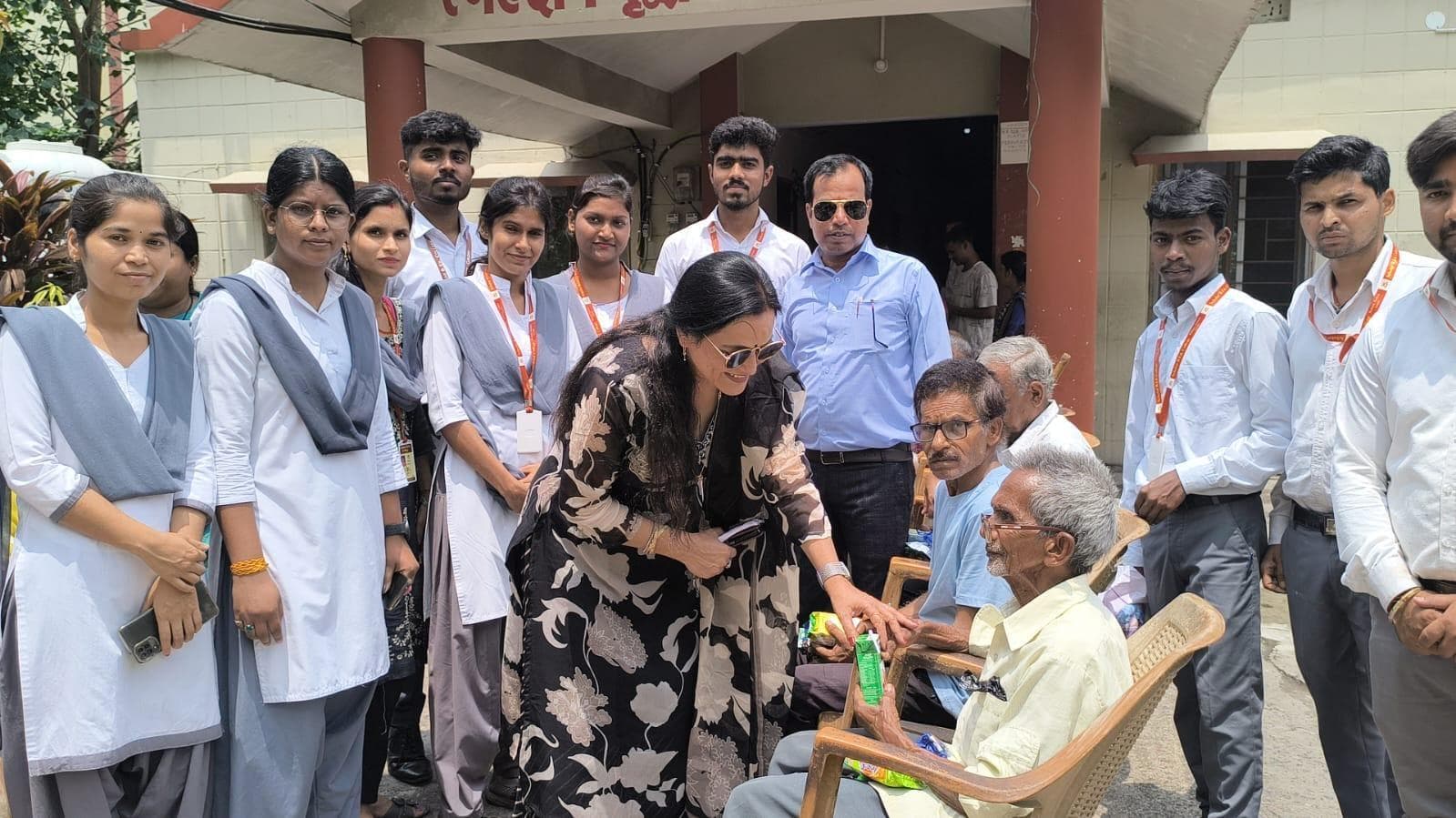 Giridih News :स्कॉलर बीएड कॉलेज के प्रशिक्षुओं ने बुजुर्गों को दिया सम्मान