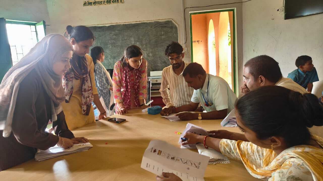 पहचान पत्र दिखाकर 200 बच्चों ने किया मतदान, फिर हुई मतगणना