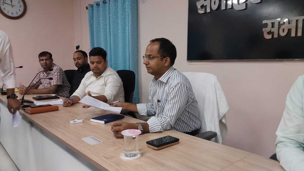 जनता दरबार में आम लोगों की समस्याओं का हुआ समाधानकैप्शन जनता दरबार में उपस्थित अधिकारीनवादा कार्यालय. समाहरणालय के सभाकक्ष में डीएम रवि प्रकाश की अध्यक्षता में जनता दरबार का आयोजन किया गया. इसमें विभिन्न प्रखंडों से आये लोगों ने भूमि विवाद, पेंशन, आवास, शिक्षा, स्वास्थ्य व राजस्व संबंधित अपनी-अपनी समस्याएं रखीं. डीएम रवि प्रकाश ने सभी मामलों को गंभीरता से सुना और संबंधित विभागों को तत्काल कार्रवाई के निर्देश दिये. कई मामलों का ऑन स्पॉट ही निष्पादन किया गया. अकौना की सुधा देवी ने सहायता राशि मिलने के संबंध में, चौबे गांव के कमलेश कुमार ने नाले में ढक्कन देने व आहर सफाई के संबंध में शिकायत की. कोशी बलियारी गांव के रामू यादव ने जमीन पर दखल कब्जा करने के संबंध में, अमावां पूर्वी के अशोक चौधरी ने भ्रष्टाचार पर कार्रवाई नहीं करने के संबंध में, अम्बातरी गांव के संदीप कुमार यादव ने मृत्यु प्रमाण पत्र के संबंध में, रामपुर बलुआ की संगीता कुमारी ने मजदूर दुर्घटना का अनुदान राशि के संबंध में शिकायत की. मड़वा की रेणु देवी द्वारा उनके निजी जमीन पर नाली बनाने के संबंध में आवेदन दिया. डीएम रवि प्रकाश ने कुछ आवेदनों को संबंधित पदाधिकारी से बात कर ऑन स्पॉट निष्पादन किया व अन्य आवेदनों को संबंधित पदाधिकारी के पास निपटारे के लिए भेज दिया. डीएम ने संबंधित अधिकारियों को निर्देशित किया कि जनता की समस्याओं का संवेदनशीलता एवं तत्परता के साथ निबटारा सुनिश्चित करें. जनता दरबार में अपर समाहर्त्ता चंद्रशेखर आजाद, गोपनीय शाखा प्रभारी राजीव कुमार, जिला शिक्षा पदाधिकारी के साथ-साथ अन्य पदाधिकारी शामिल थे.