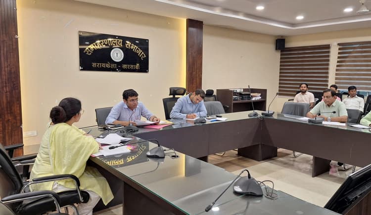 Seraikela Kharsawan News : योजनाओं की धीमी प्रगति से नाराज सीएस व सीएचसी प्रभारी को शो कॉज