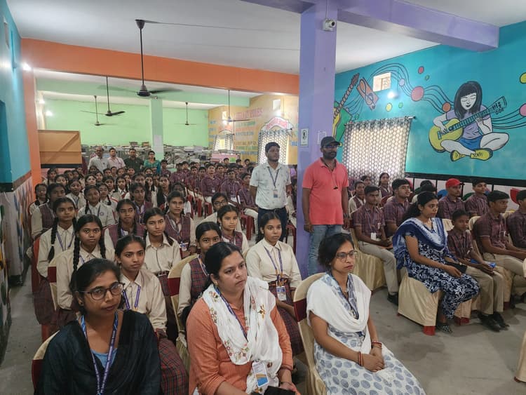 Giridih News :डिजिटल अरेस्ट से बचने के लिए कभी भी अनजान व्यक्ति को पैसे न दें