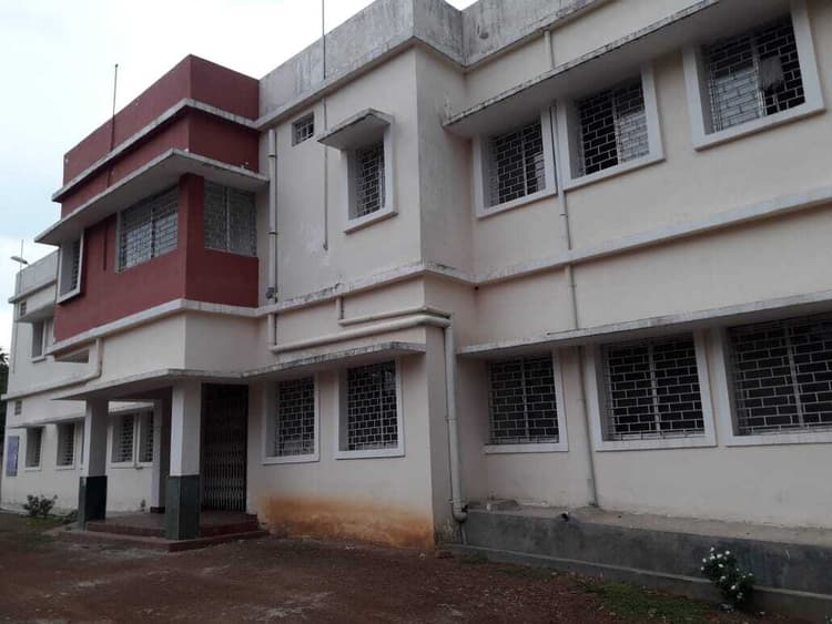 Seraikela Kharsawan News : एक क्लर्क व दो एएनएम के भरोसे हरिभंजा पीएचसी