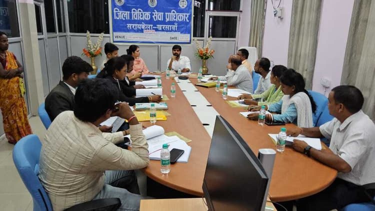 Seraikela Kharsawan News : वंचित बच्चों को अधिकार दिलाने की तैयारी, सचिव ने अभियान की समीक्षा