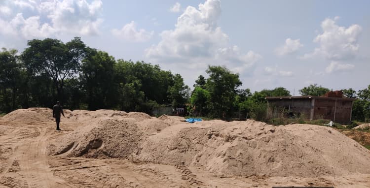 Seraikela Kharsawan News : चौड़ा में छापेमारी कर 30 हजार घनफीट अवैध बालू भंडारण जब्त
