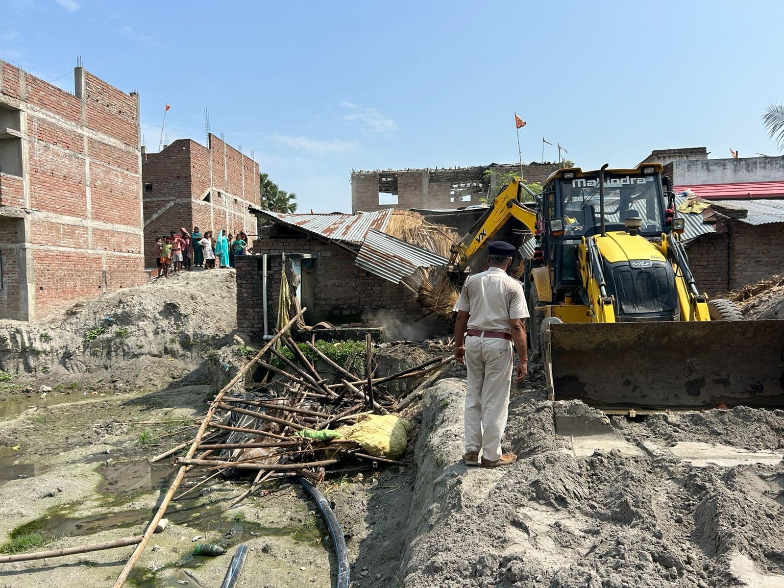 Bhagalpur news एकचारी पंचायत सरकार भवन की जमीन से हटाया अतिक्रमण