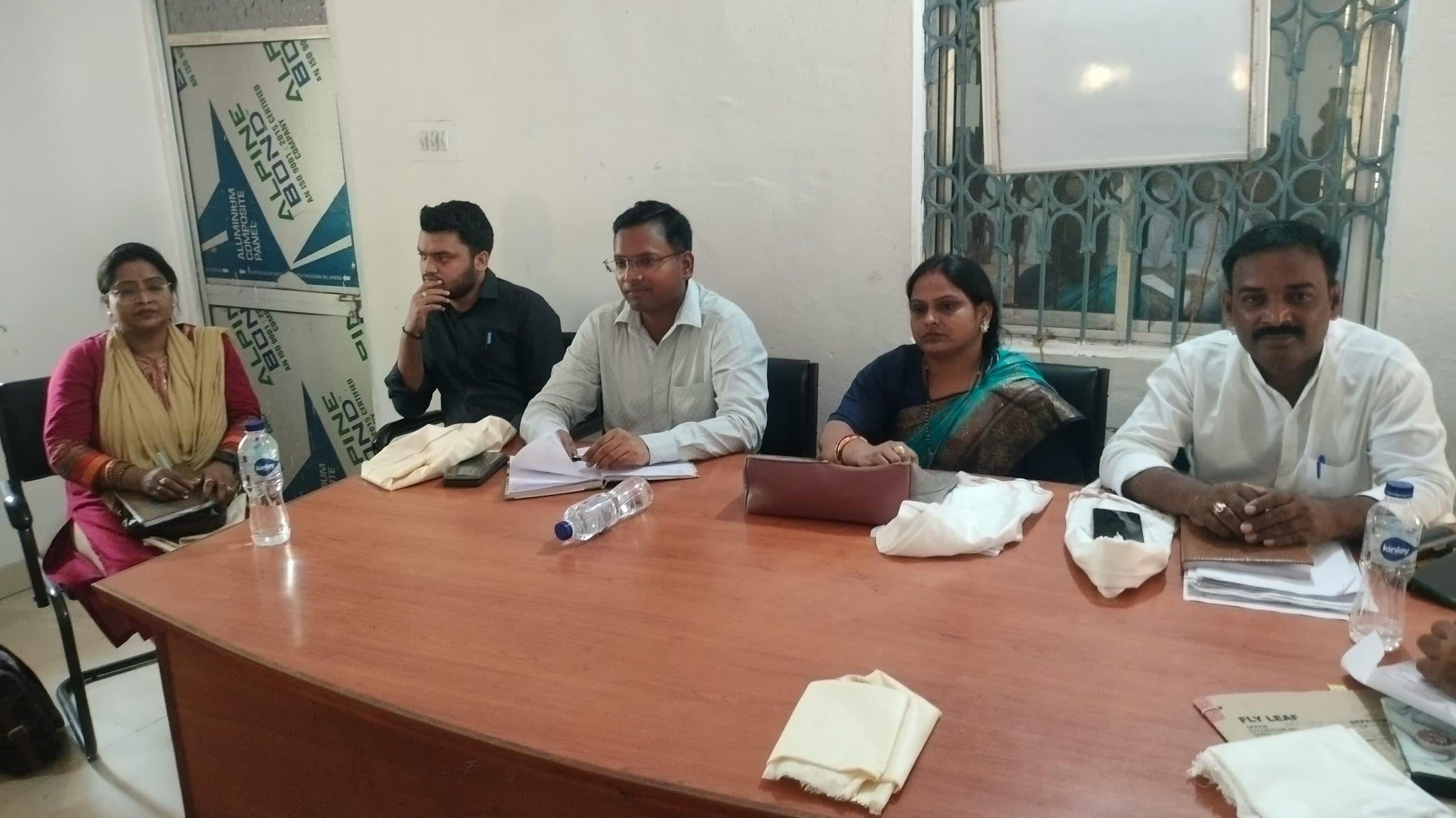 Bhagalpur news पेयजल संकट को लेकर बीस सूत्री सदस्यों ने जेई को घेरा