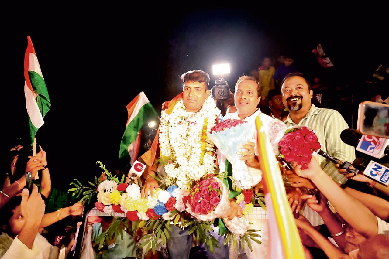 रिसड़ा: अपने घर लौटे बीएसएफ जवान पूर्णम साव, हुआ जोरदार स्वागत