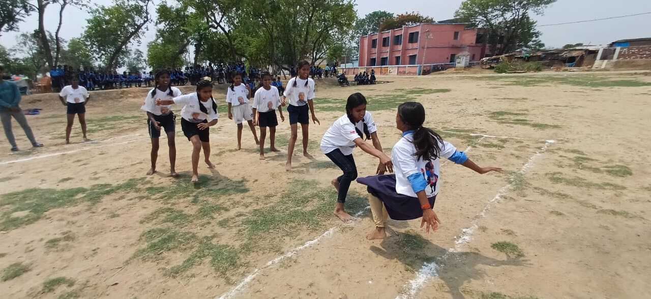 उन्थू मैदान में स्कूल स्तरीय खेलकूद प्रतियोगिता में शामिल हुए छह विद्यालयों के बच्चे