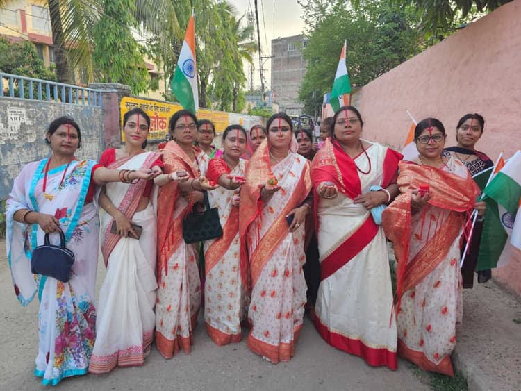 Motihari: महिला मोर्चा की कार्यकर्ताओं ने निकाली सिंदूर यात्रा