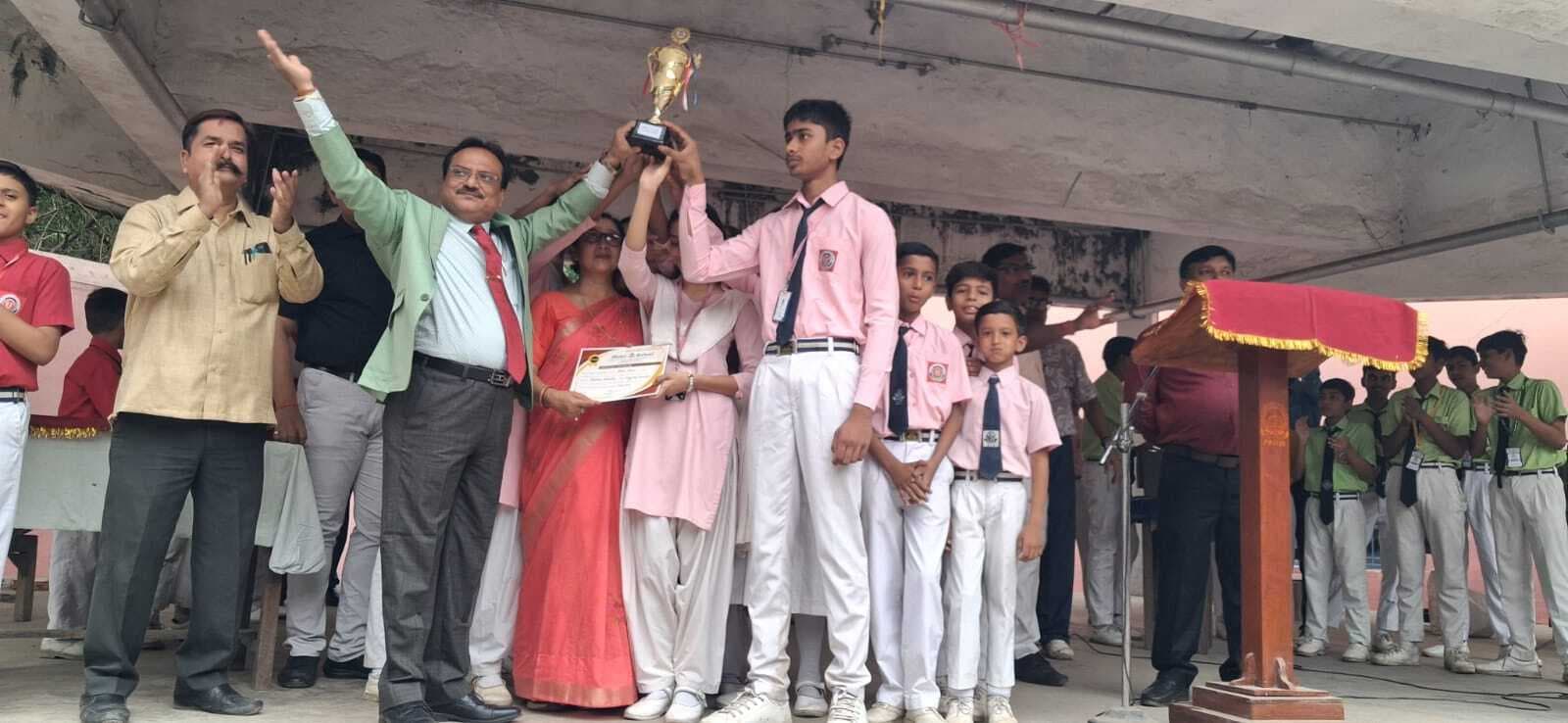 बेहतर प्रदर्शन करने वाले छात्रों को किया सम्मानित