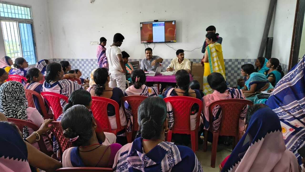 आशा दीदीयों की बैठक में आयुष्मान कार्ड बनाने का दिया गया टिप्स