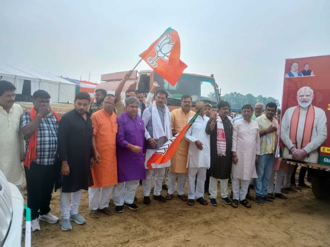 पीएम के कार्यक्रम में लोगों को आने के लिए निकाला गया जागरूकता रथ