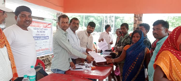 गंगेली व सहरा में विशेष शिविर में लाभुकों को मिला प्रमाणपत्र