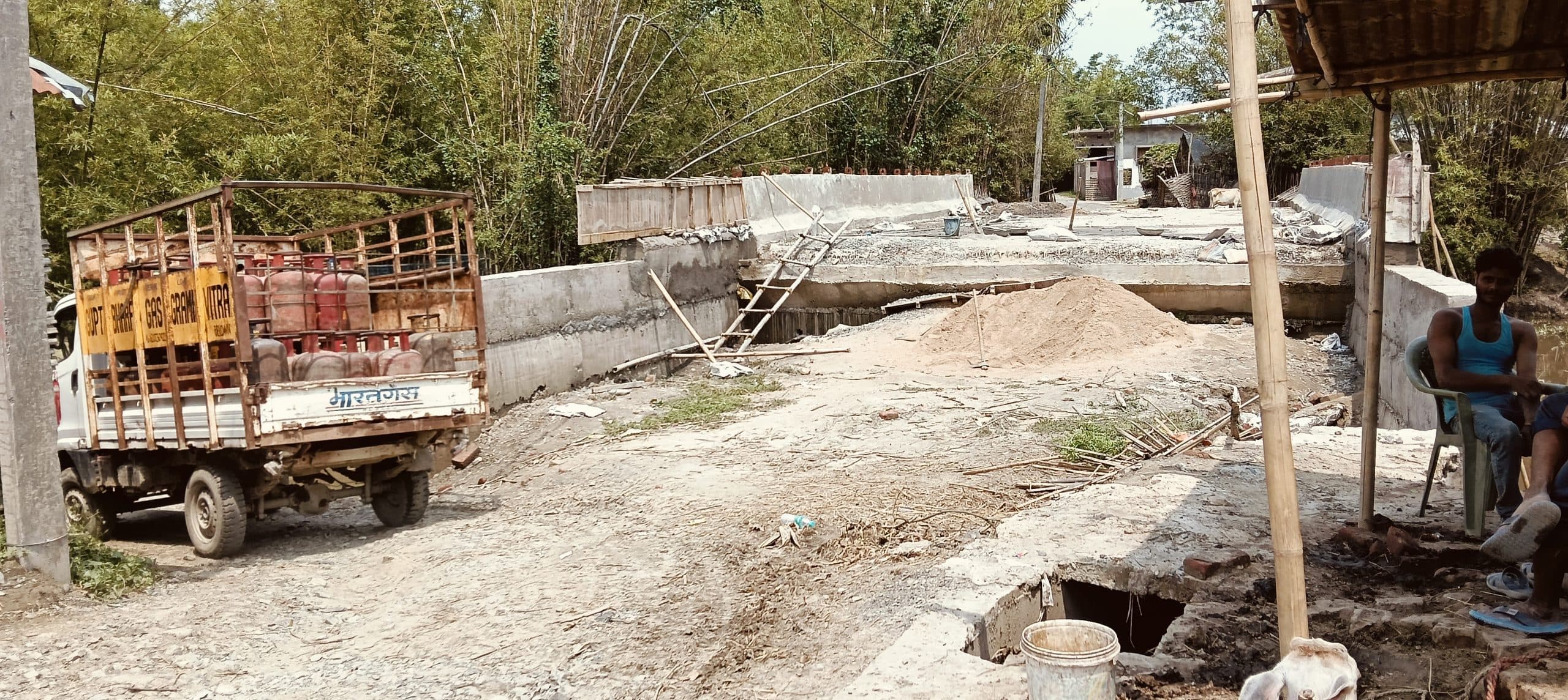 उच्च स्तरीय पुल निर्माण अधूरा, आवागमन में परेशानी