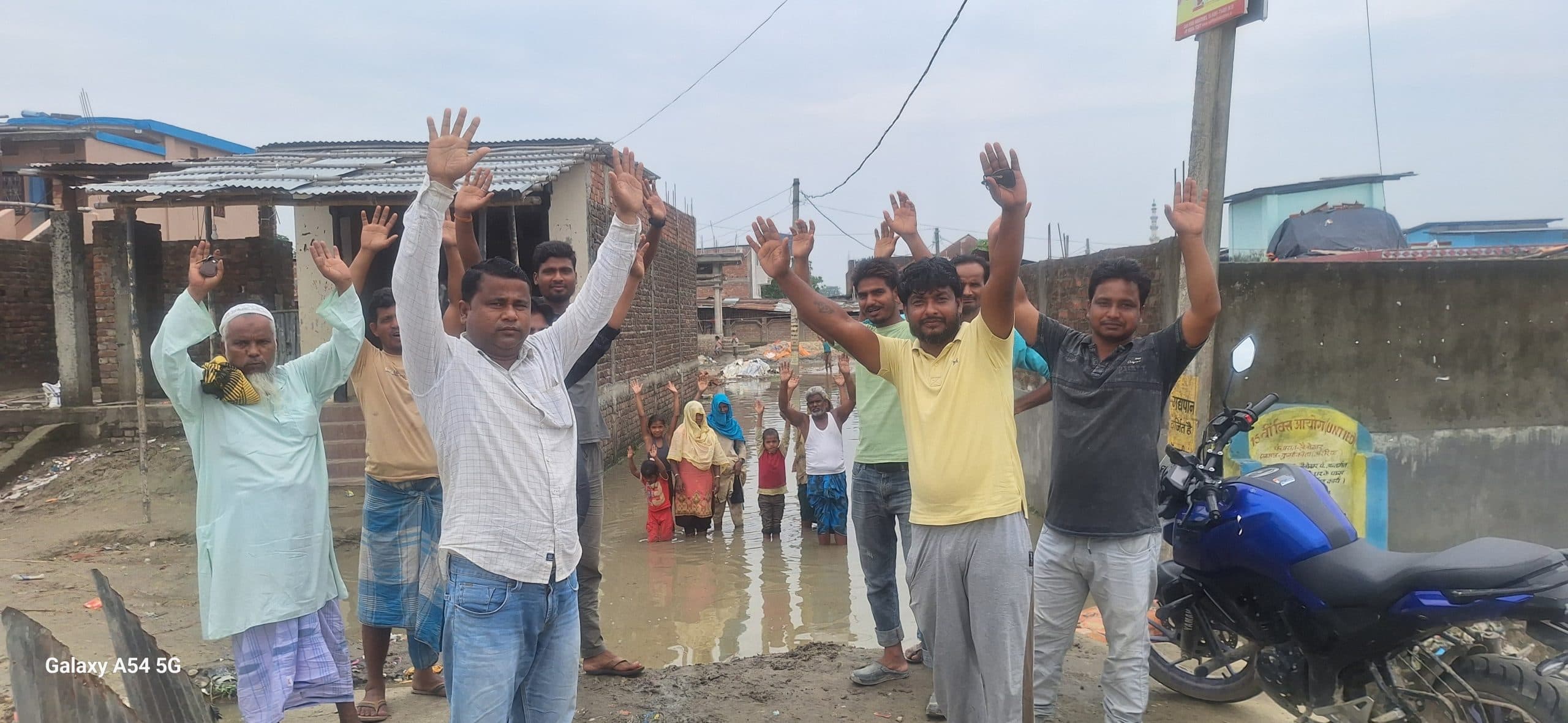 जलजमाव से परेशान ग्रामीणों ने किया आक्रोश प्रदर्शन