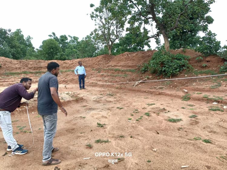 योजनास्थल पर नहीं मिला सूचना पट्ट, बीडीओ ने रोसे को लगायी फटकार