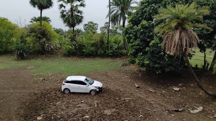 तेज रफ्तार कार पोखर में गिरी, धक्का लगने से तीन लोग घायल