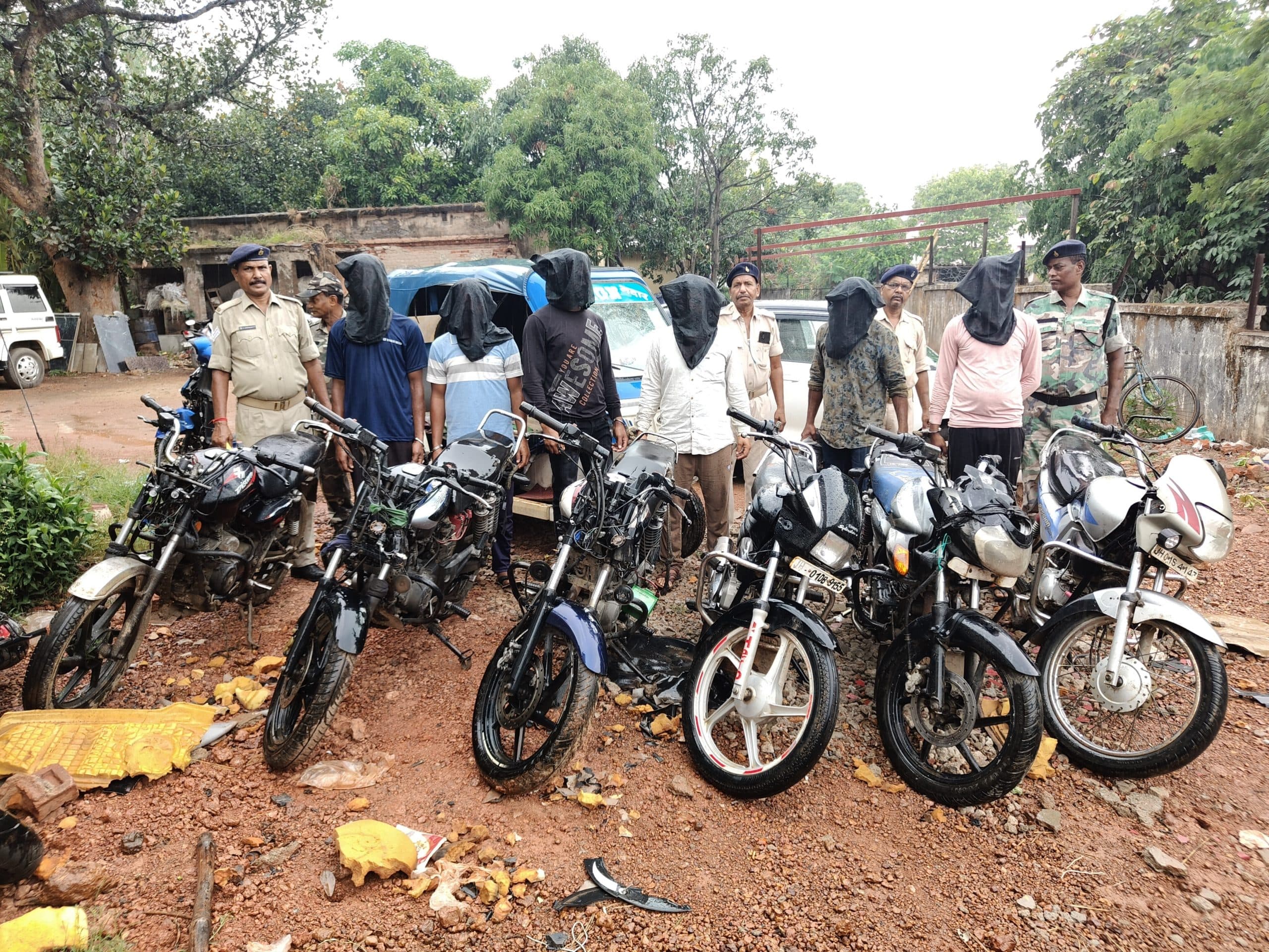 चोरी की सात बाइक के साथ छह आरोपी पकड़े गये, जेल