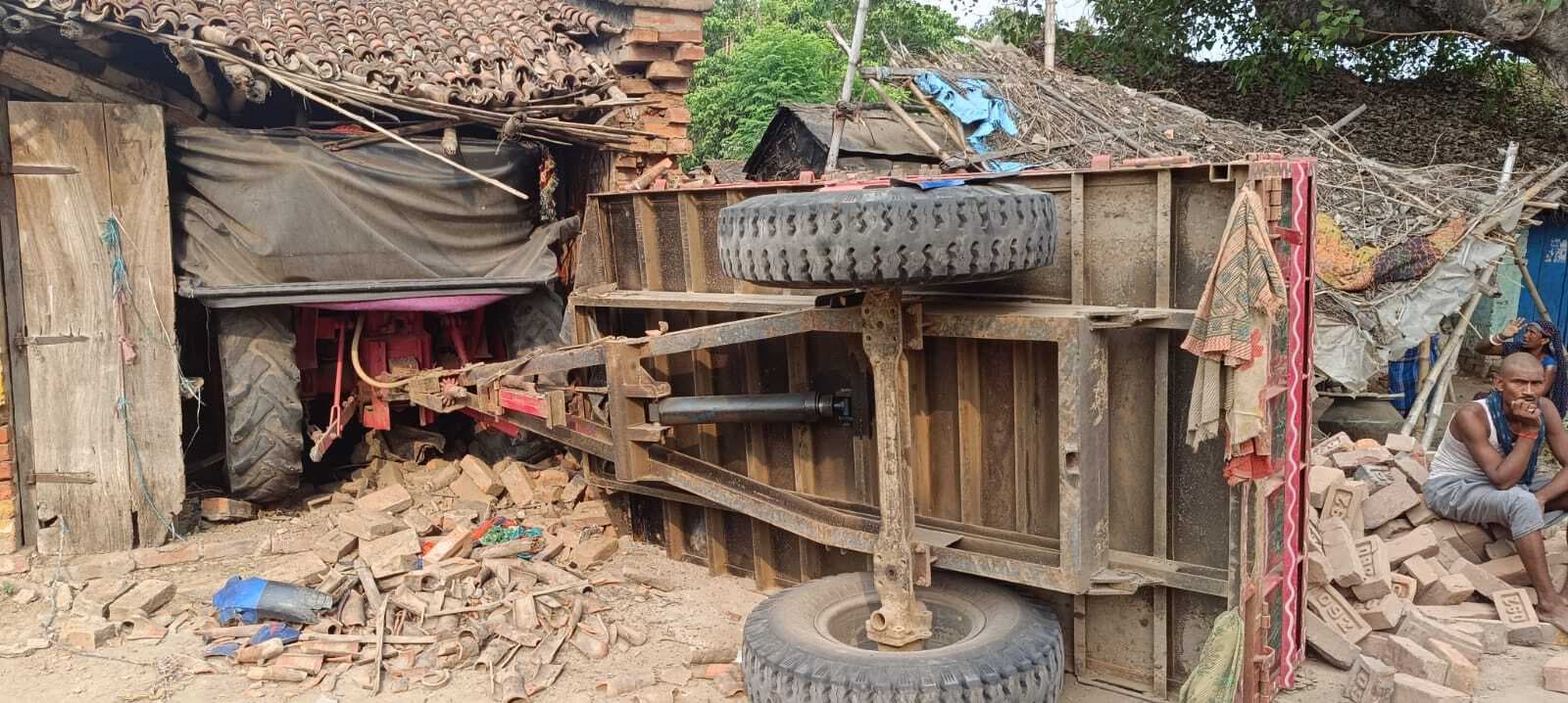 बेकाबू ट्रैक्टर दुकान में घुसा, बाइक सवार गंभीर रूप से घायल