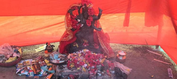 Madhubani News : अधवारी चहुंटा गांव के तालाब में मिली मां काली की प्रतिमा