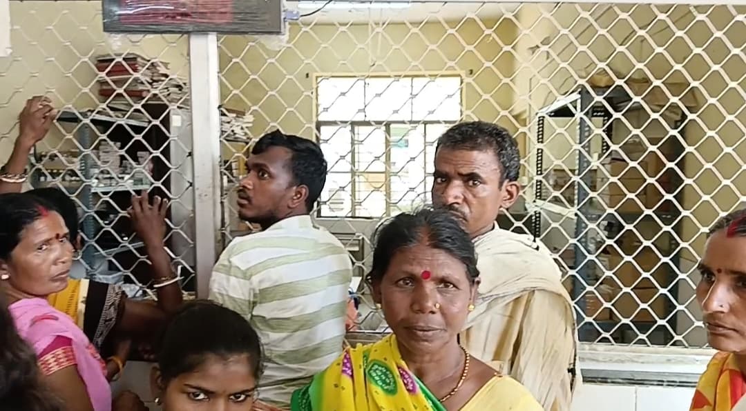 गोविंदपुर अस्पताल में चिकित्सक के नहीं रहने पर मरीजों ने किया हंगामा