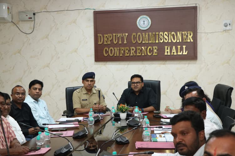 Chaibasa News :हिट एंड रन मामलों का शीघ्र निष्पादन जरूरी, सुरक्षा को हाइमास्ट लाइट लगाएं