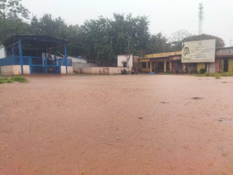 Chaibasa News : नालियां जाम होने से सड़क पर बह रहा गंदा पानी