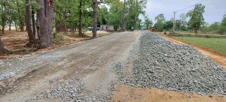 Chaibasa News : बिना सूचना के जमीन अधिग्रहण से आक्रोश