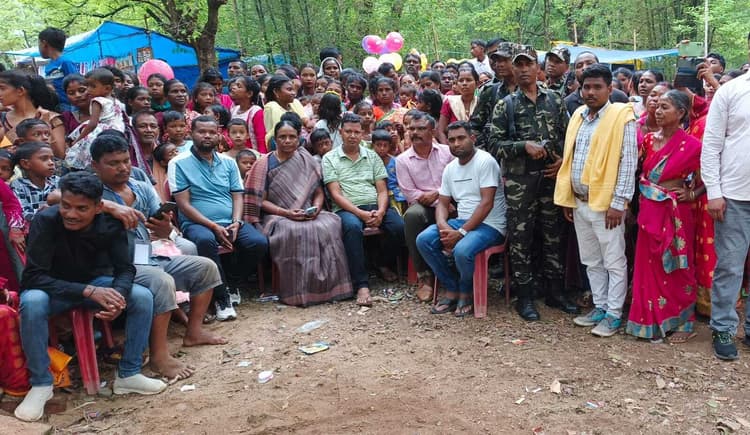 Chaibasa News : भक्तों ने अंगारों पर चलकर दिखायी शिवभक्ति