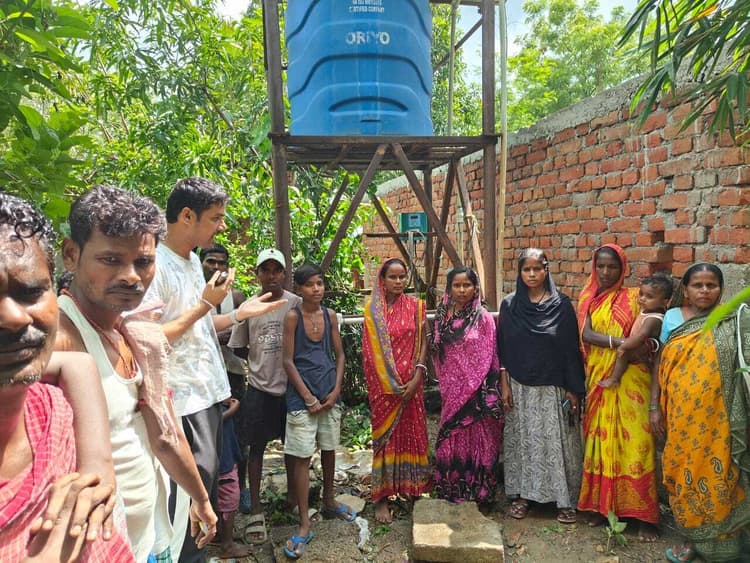 East Singhbhum News : कापागोड़ा में चार माह से खराब जलमीनार की जिप सदस्य ने मरम्मत करायी