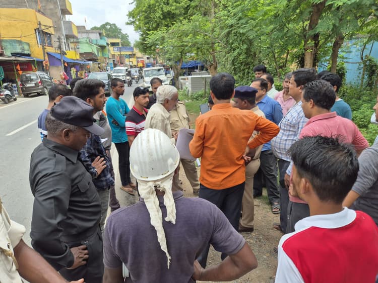 East Singhbhum News : जमीन मापी का ग्रामीणों व दुकानदारों ने किया विरोध
