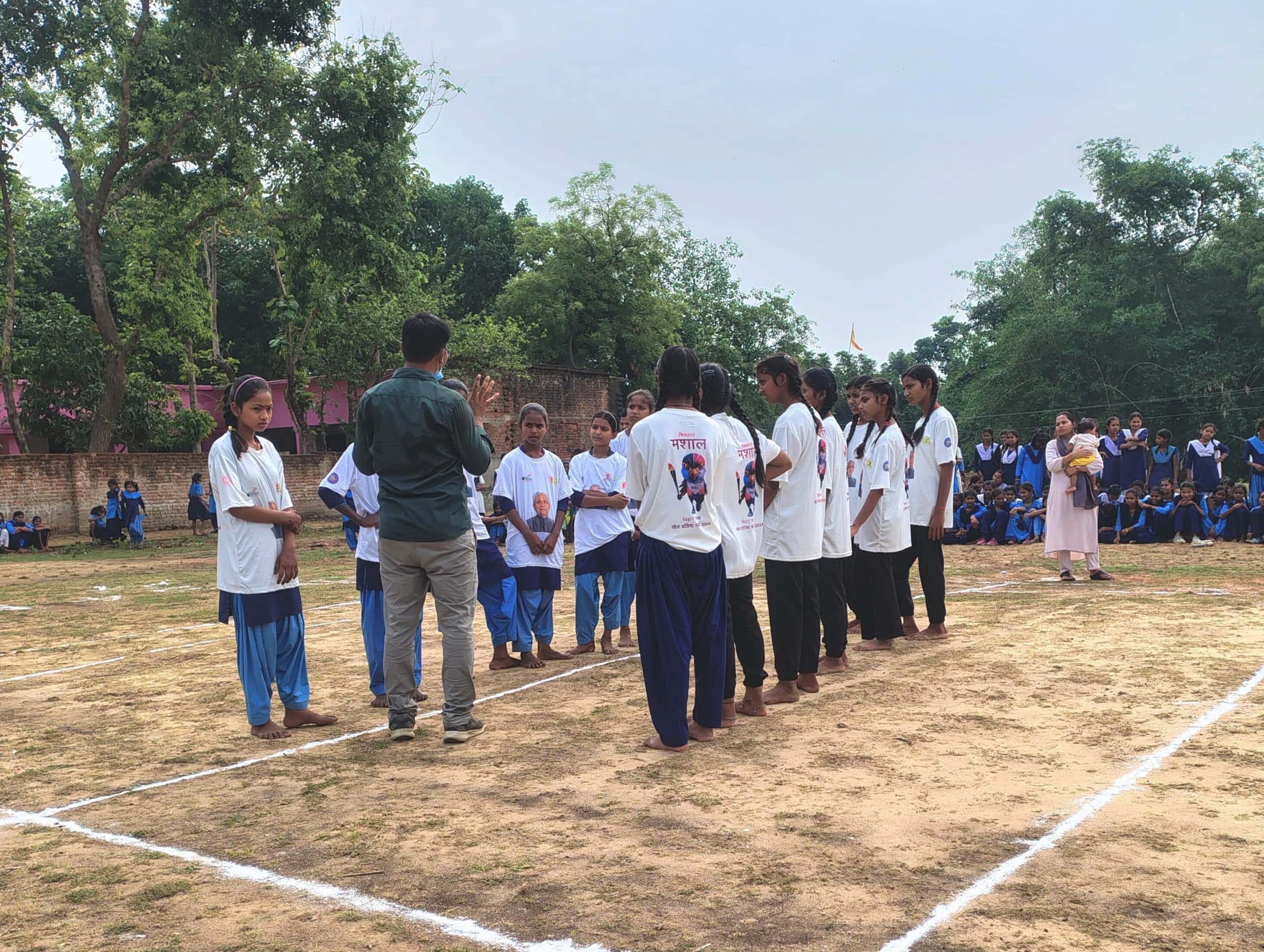 Bhagalpur news करहिया संकुल में मशाल प्रतियोगिता में विरोध के बाद हंगामा