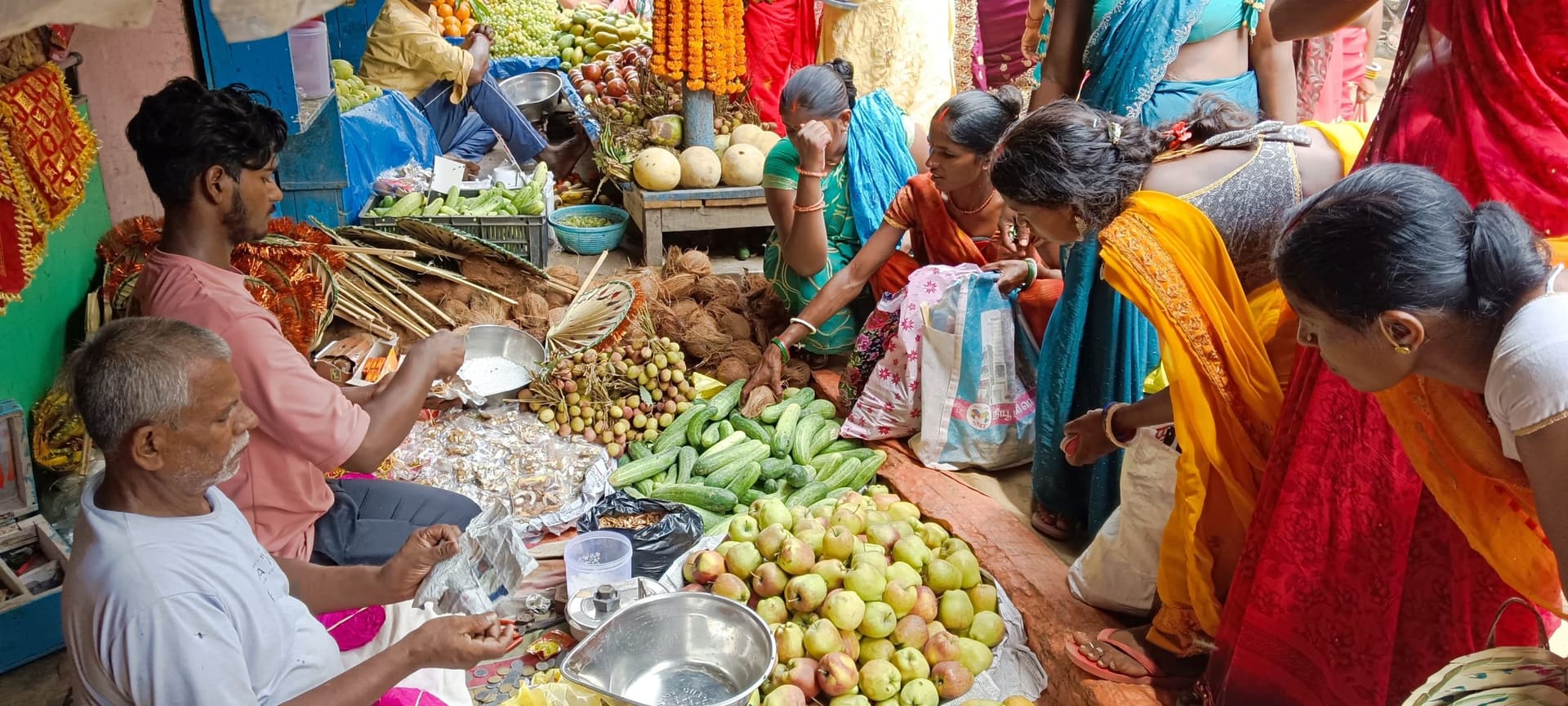 फलों की बढ़ी कीमत, 50 रुपये में बिक रहा पंखा