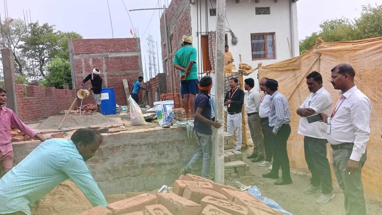 भरखर में विद्यालय की जमीन पर जबर्दस्ती कुछ लोग बना रहे हैं मकान?