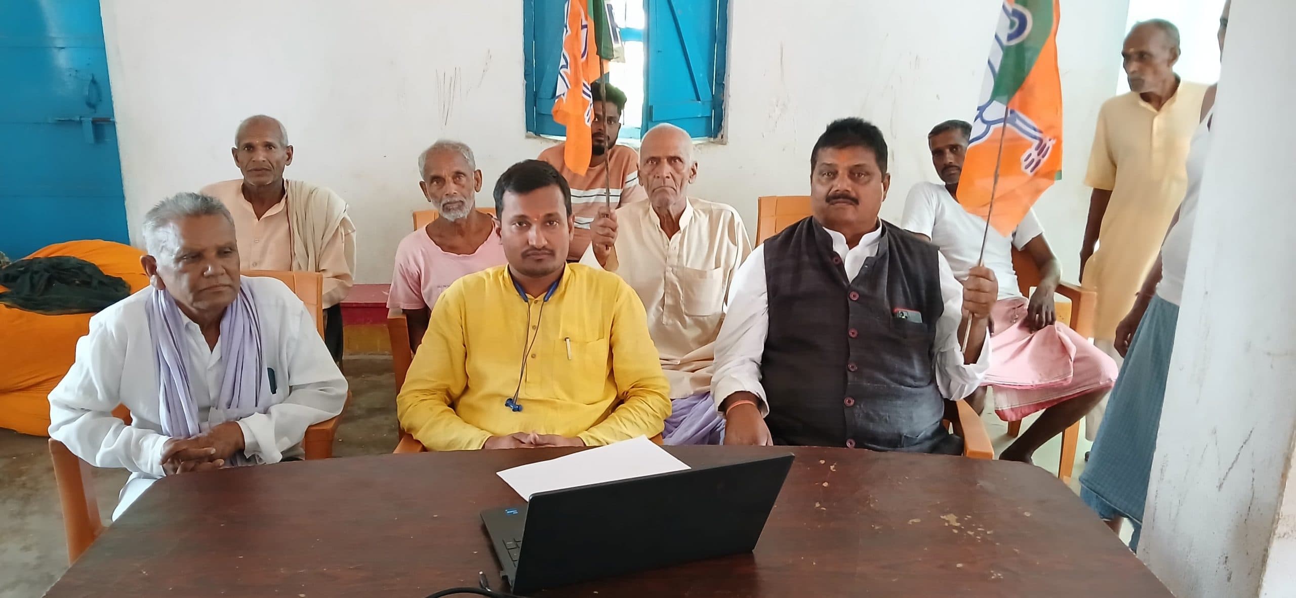 भाजपा नेताओं ने सुनी प्रधानमंत्री के मन की बात