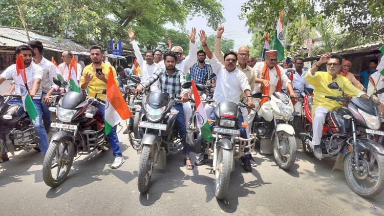 सैनिकों के अभिनंदन में निकाली गयी तिरंगा यात्रा