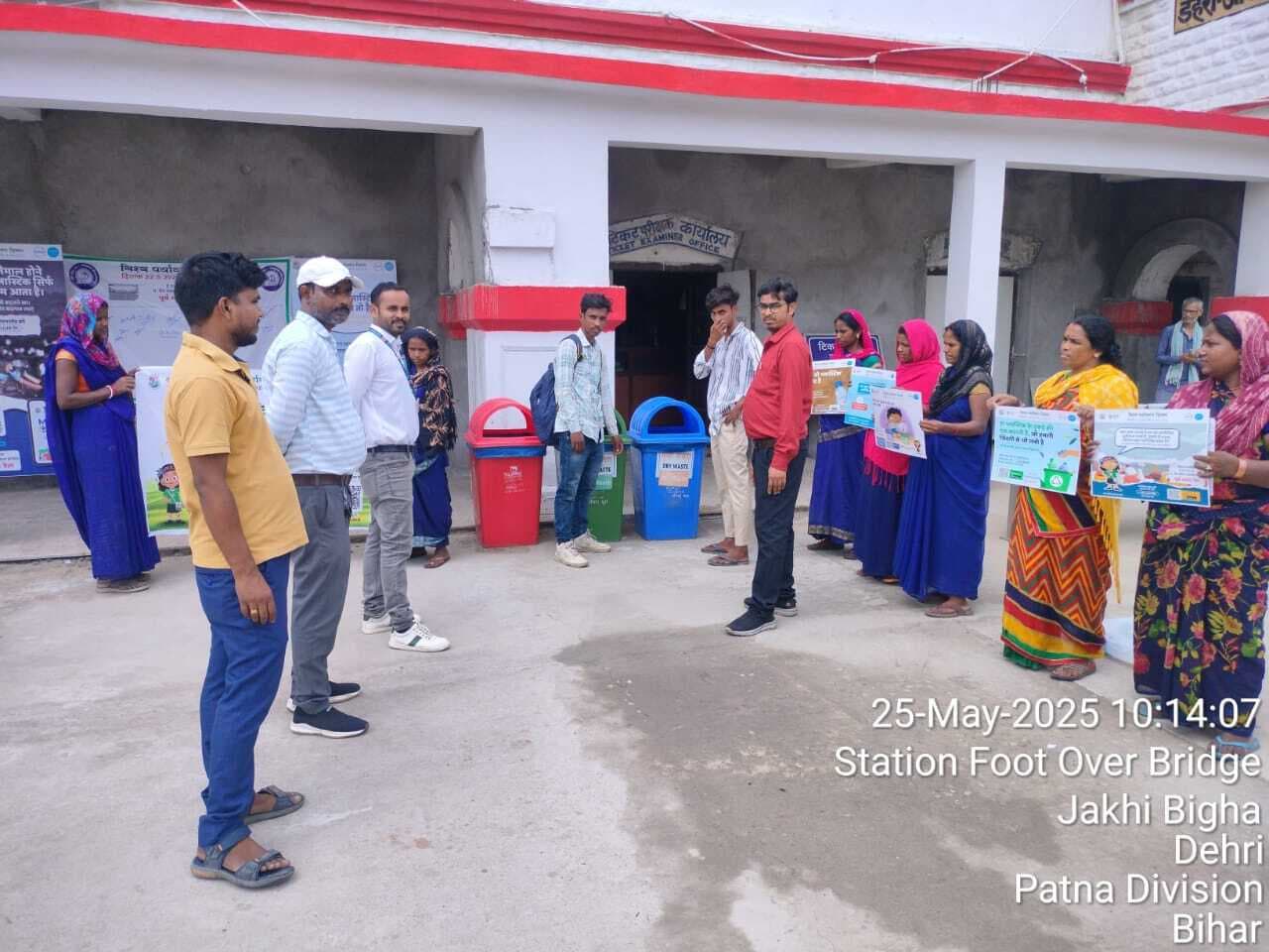 डेहरी रेलवे स्टेशन पर डस्टबिन के उपयोग को लेकर किया जागरूक