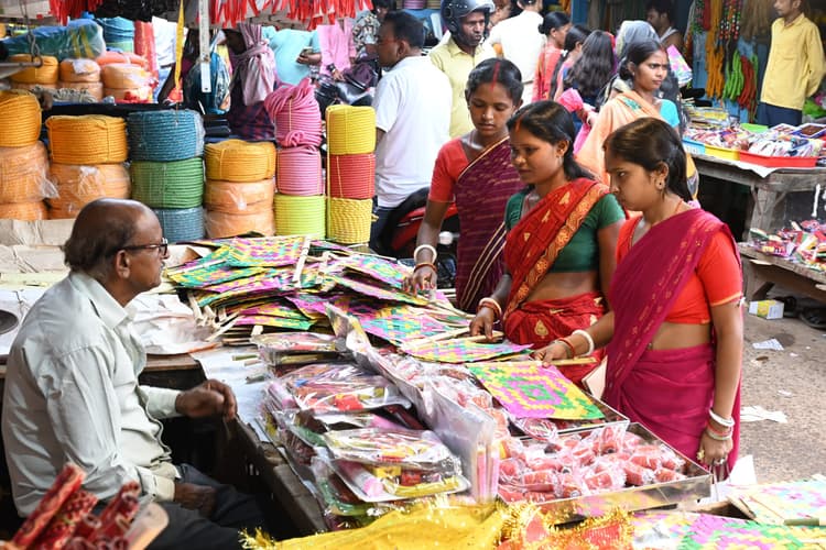 Deoghar News : पति की लंबी उम्र के लिए आज महिलाएं रखेंगी निर्जला उपवास, कल करेंगी वट वृक्ष की पूजा