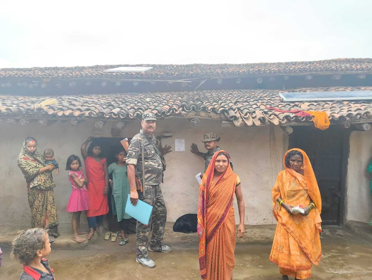 फरार आरोपियों के घरों पर चिपकाया इश्तेहार