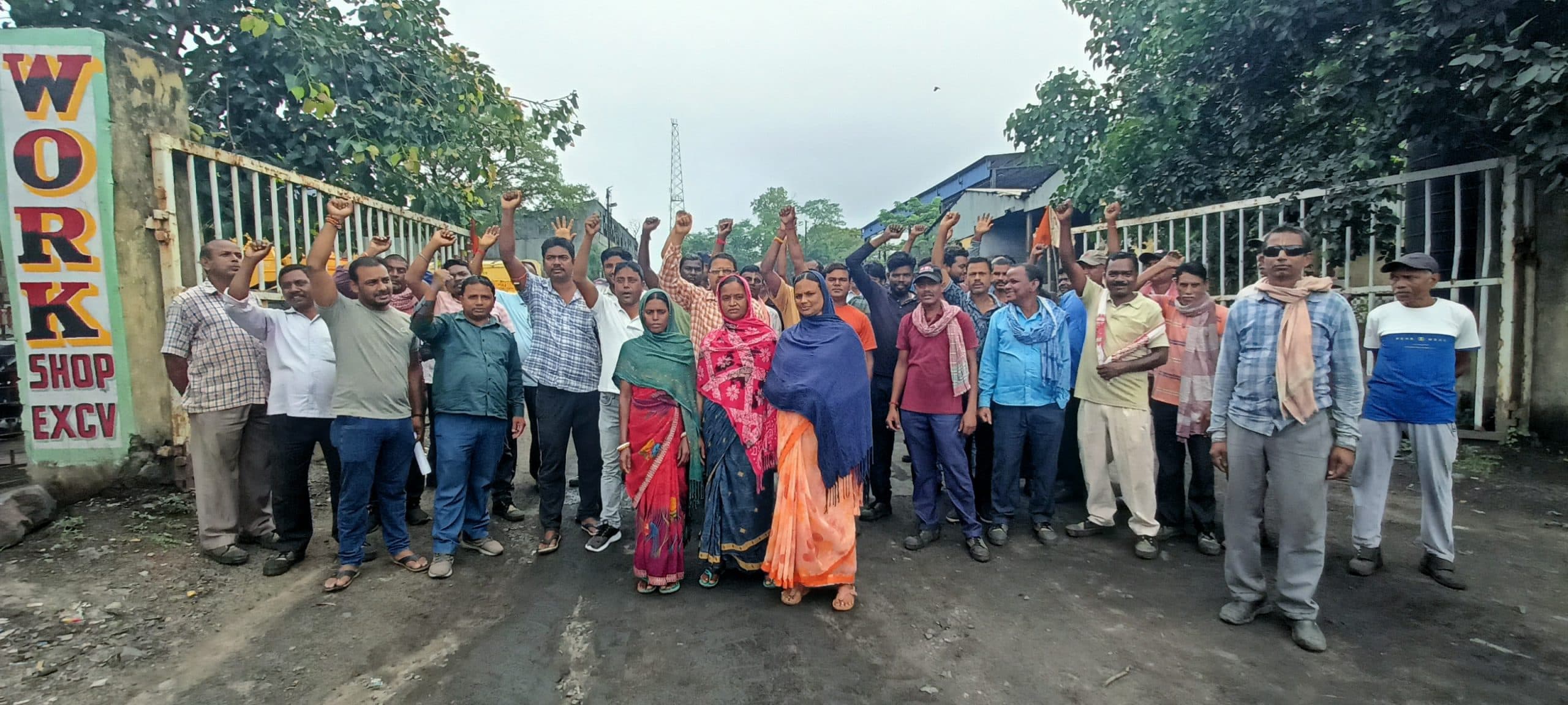 वर्कशॉप स्टाफ ने हाजिरी चेक किये जाने के विरोध में किया प्रदर्शन