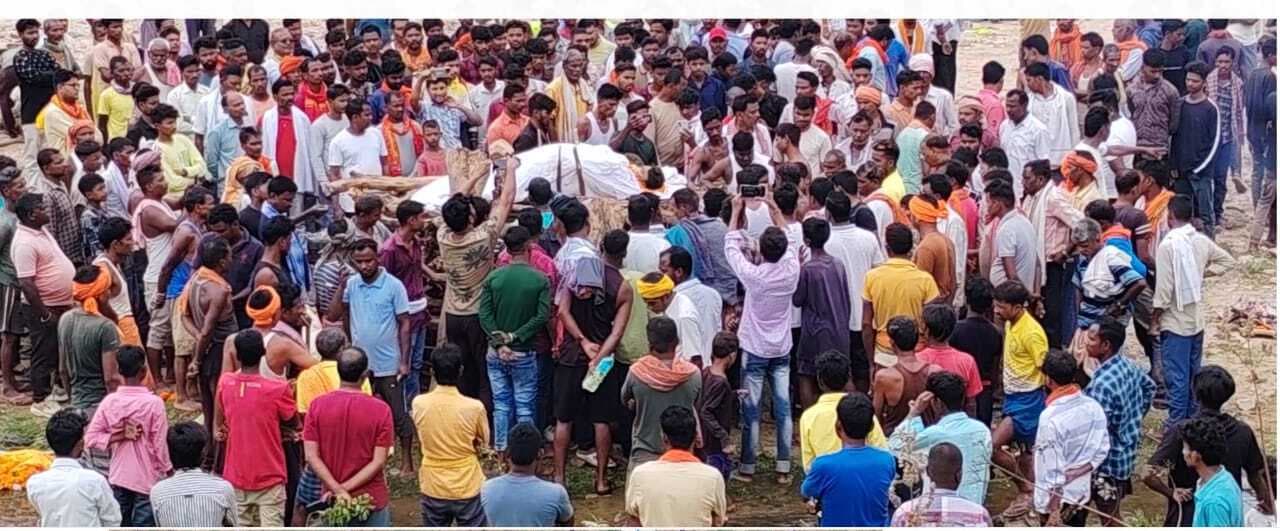 पप्पू लोहरा और प्रभात गंझू का हुआ अंतिम संस्कार