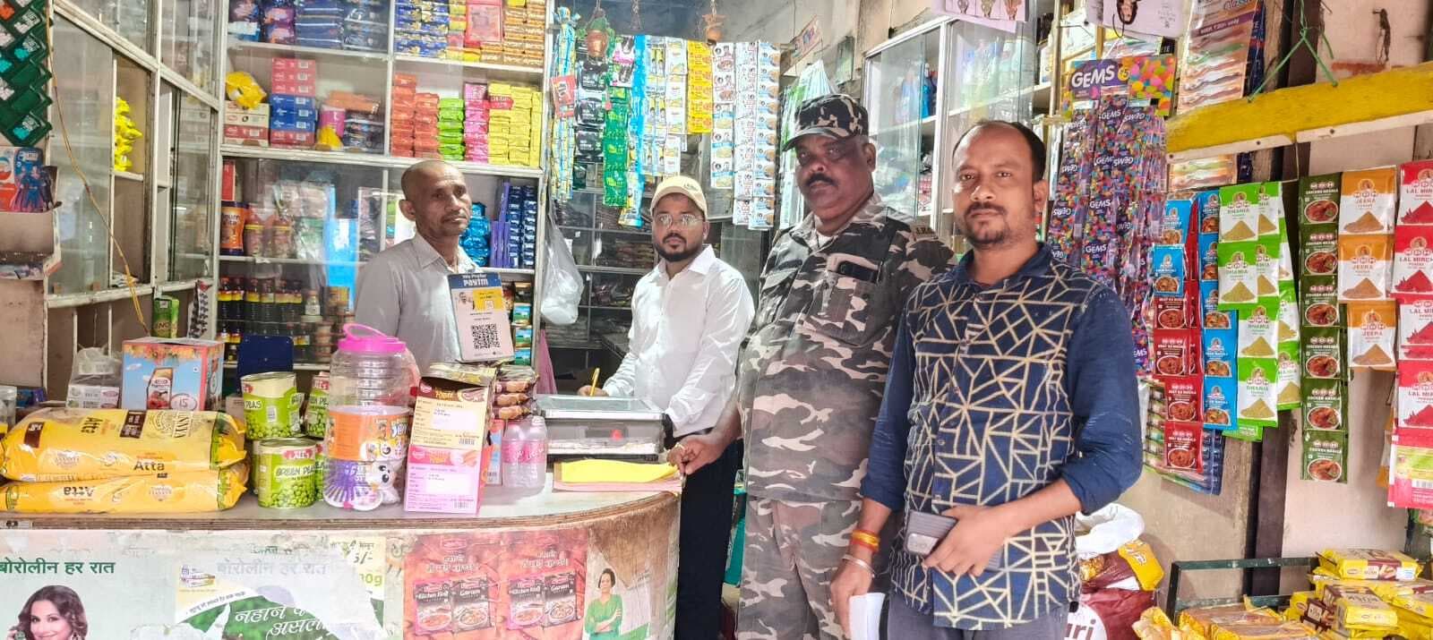 राजस्व निरीक्षक ने की दुकानों की जांच